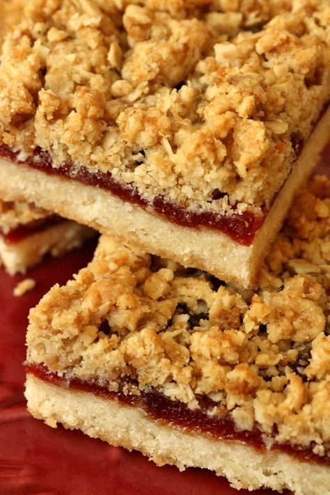 Guava Bars Recipes, Guava Desserts, Bars With Shortbread Crust, Guava Cake, Guava Recipes, Raspberry Crumble, Boricua Recipes, Tropical Food, Shortbread Bars