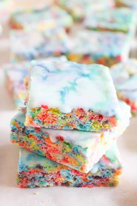 Fruity Pebble Treats, Fruity Pebble Bars, Tie Dye Food, Marshmallow Treats Recipe, Fruity Pebbles Treats, Tie Dye Cupcakes, Tie Dye Birthday Party, Rice Crispy Treats Recipe, Fruity Pebble