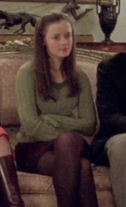 Rory Season 1 Outfits, Green Cable Knit Sweater Outfit, Rory Gilmore Outfits College, Rory Gilmore Party Outfit, Rory Season 1, Brown Skirt Green Top Outfit, Brown Knit Outfit, Rory Outfits Season 1, Cable Knit Tights Outfit