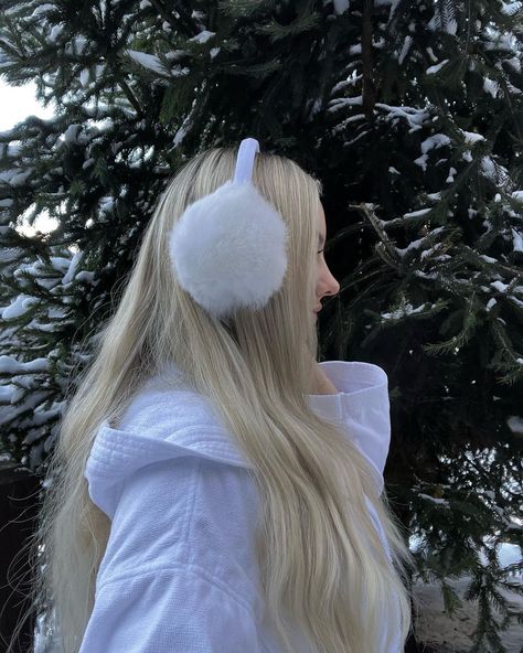 jodeci 🤍 (@jodecirochelle) • Instagram-Fotos und -Videos White Earmuffs, Earmuffs Outfit, Winter Princess, Winter Inspired, Snow Bunnies, Seasons Of The Year, Cute Poses, Winter Is Coming, Earmuffs