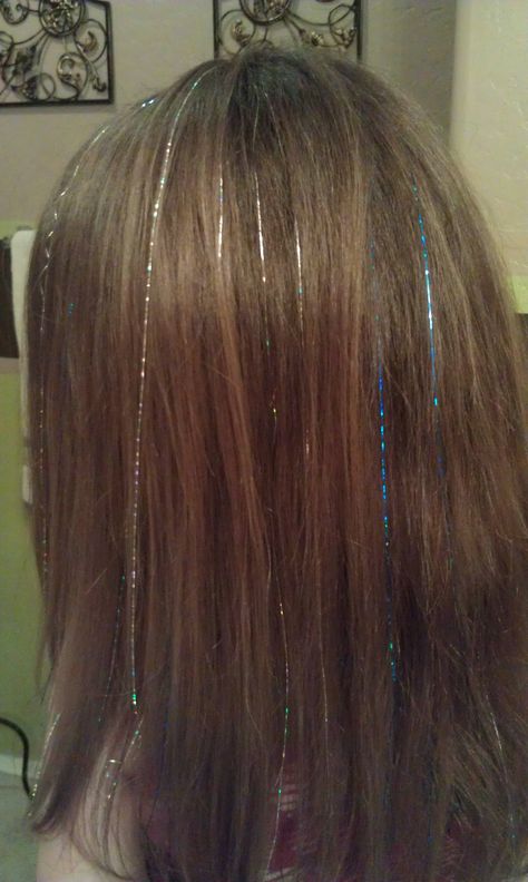 Glitter hair extentions that tie onto strands of hair. Glitter Hair Strands, Vampire Hair, Unicorn Hair Color, Holographic Hair, Mermaid Unicorn, Hair Tinsel, Quick Natural Hair Styles, Hair Color Crazy, Hair Strands