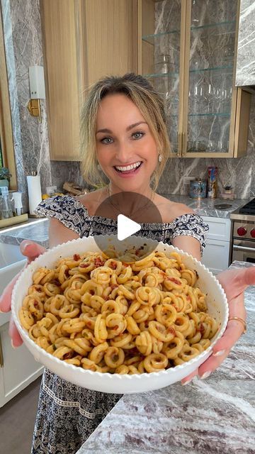 Recipe With Sun Dried Tomatoes, Cold Pasta Dinner Recipes, Pasta For A Crowd Parties, Easy Pasta Bake Recipes, Sun Dried Tomatoes, Sun Dried Tomato Pasta, Sun Dried Tomato Recipes, Viral Recipes, Sundried Tomato Pesto