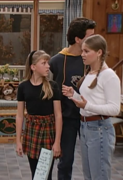 Full House Outfits Dj, 90s Fashion Full House, Dj Tanner Full House Outfits 90s, Stephanie Full House Outfit, Do Tanner Outfits, Dj Tanner Full House Outfits, Dj Full House Outfits, Full House Outfits 90s, Stephanie Tanner Outfits