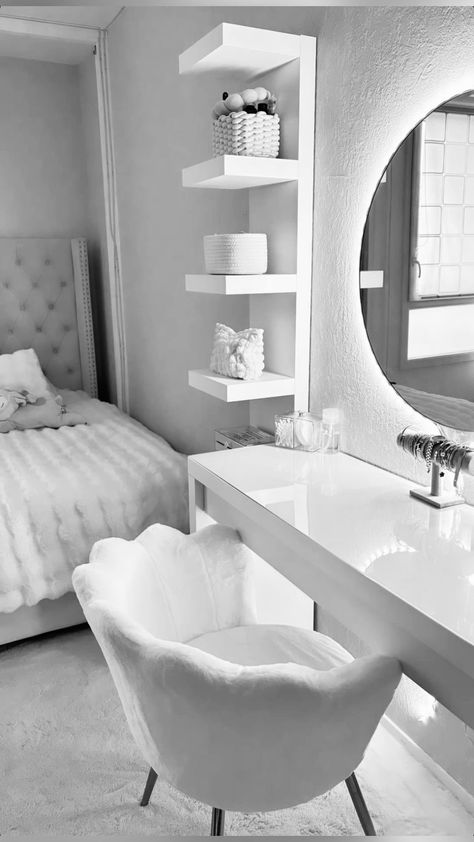 Bedroom Essentials Decor, Grey And White Bedroom Ideas Cozy, Pretty Room Ideas, Chav Bedroom, Room Ideas Black And White, Bedroom Inspo Grey, Grey Room Ideas Bedroom, Grey And White Bedroom Ideas, Room Ideas Grey