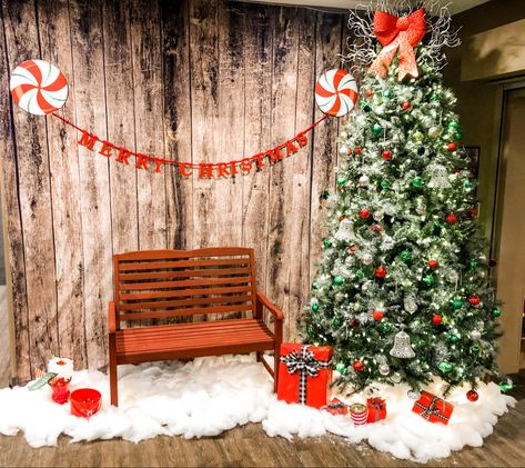 Santa Workshop Backdrop, Santa Picture Backdrop Ideas Diy, Holiday Backdrop Photography, Candy Cane Backdrop, Picture With Santa Backdrop, Pictures With Santa Backdrop Diy, Christmas Backdrops For Photos With Santa, Christmas Pic Background Backdrop Ideas, Christmas Picture Background Ideas