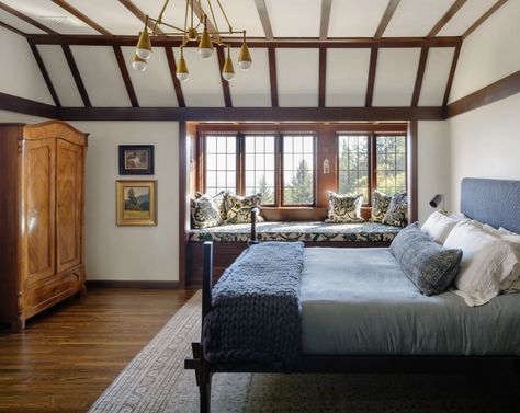 Tudor Style Homes Interior, Jessica Helgerson, Tudor Style Homes, Homes Interior, Bedroom Furnishings, Tudor House, Primary Bedroom, Tudor Style, Green Gables