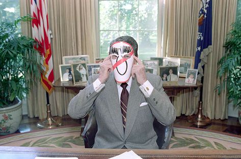 Ronald Reagan's 31 Most YOLO Moments White House Washington Dc, Nancy Reagan, Duck Face, Oval Office, Ronald Reagan, Amazing Outfits, Historical Events, New York Giants, Historical Photos