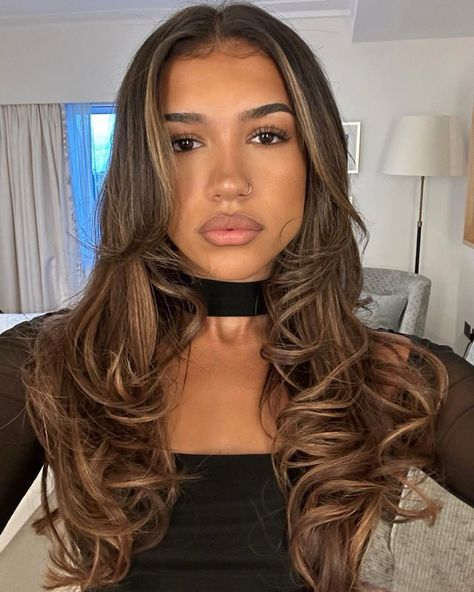 Full Head Balayage Brunettes, Balayage Hair For Morena Skin, Pretty Balayage, Carmel Brown Hair, Balayage Hairstyle, Highlights Curly Hair, Black Hair Balayage, Hair Color Chocolate, Honey Brown Hair