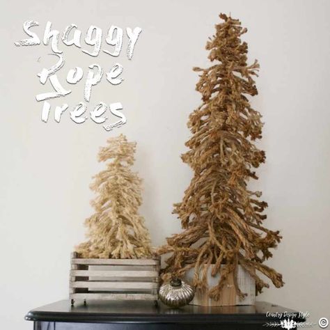 diy-shaggy-rope-christmas-tree-square-country-design-style-countrydesignstyle-com Jute Christmas Trees Diy, Fabric Trees Christmas Diy, Rope Christmas Tree, Rope Tree, Felt Trees, Dollar Tree Christmas Decor, Christmas Decorations Apartment, Ideas Navideñas, Plaster Crafts