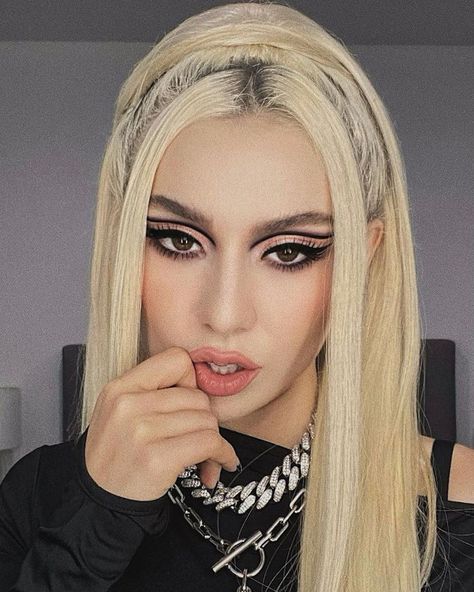 AVA MAX on Instagram: “👽” Mid Length Hair Men, Best Medium Length Haircuts, Music Video Makeup, Max Makeup, Pinterest Haircuts, Medium Length Haircuts, Concert Makeup, Ava Max, Wavy Haircuts