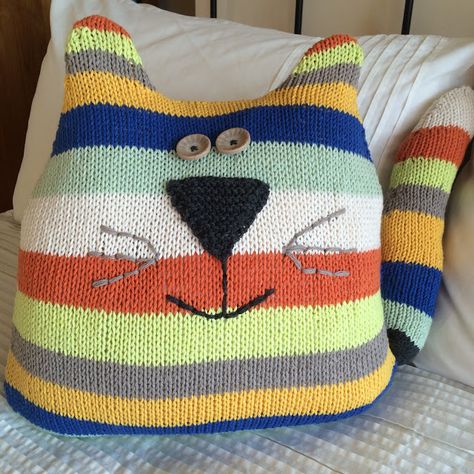 GRANNY'S WORLD: Knitting - Cat Cushion Cat Pillow Pattern, Animal Knitting Patterns, Knitted Cushions, Cat Cushion, Knitted Cat, Knitting Patterns Toys, Knitting Blogs, Crochet Cushions, Knitted Animals