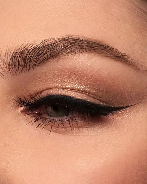 Winged Eyeliner Makeup Look, Foxy Eyeliner, Eyeliner Flick, Cat Eye Eyeliner, Winged Eyeliner Makeup, Eyeliner Ideas, Almond Shaped Eyes, Long Cat, Fox Eyes