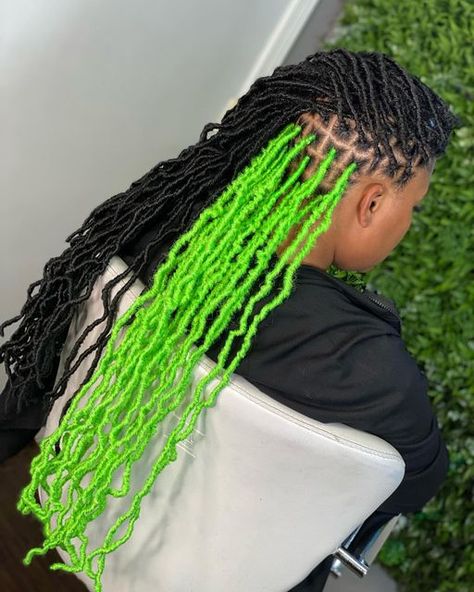 Memphis Soft Locs 💚 CocoDanae ‘ on Instagram: "I’m flooding THE REST OF THE MONTH WITH THIS ONE RIGHT HERE … I ATE FRFR 😭💚🥹 #distressedlocsmemphis #protectivestyles #fauxlocs #locsextensions #memphiscrochetbraids #colocs #greensoftlocs #greenlocs #peekaboolocs #peekaboocolor #locsstyles #blackowned #softlocs #memphissoftlocs #901softlocs" Peekaboo Softlocs, Multicolor Soft Locs, Green Soft Locs, Peekaboo Soft Locs, Soft Locs With Color, Peekaboo Locs, Peekaboo Color, Soft Locs, Loc Extensions