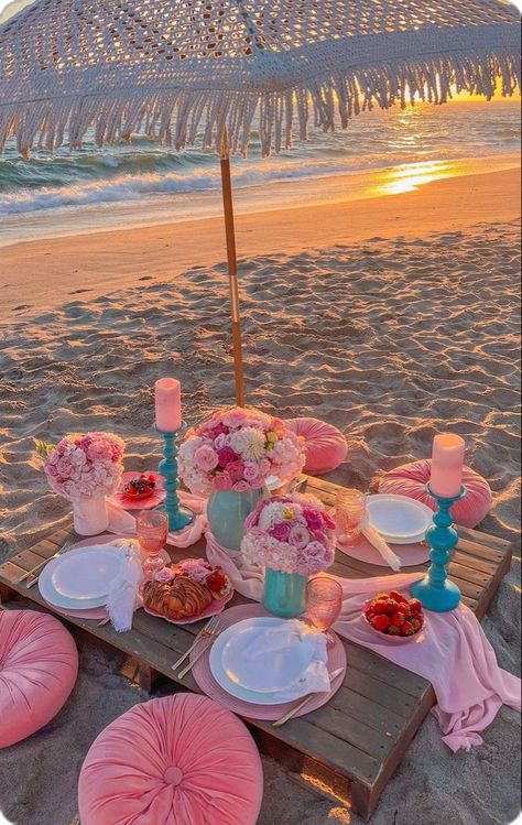 Romantic Beach Picnic, Birthday At The Beach, Beach Picnic Party, Picnic Party Decorations, Girly Party Ideas, O J Simpson, Sweet Sixteen Birthday Party Ideas, Picnic Birthday Party, Beach Picnics