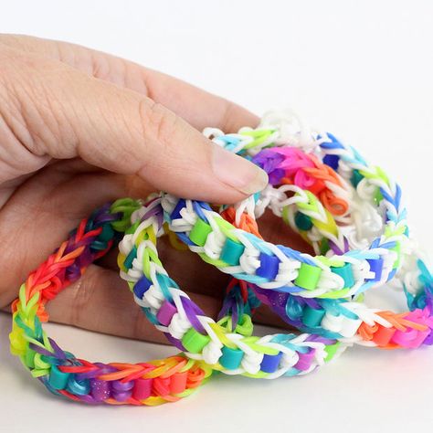 Easy Rainbow Loom Bracelet with Perler Beads Tutorial Mini Rubber Band Crafts, Rainbow Loom Bracelets Easy Step By Step, Melting Art, Rubberband Bracelets, Crazy Loom, Loom Bands Tutorial, Rainbow Loom Bracelets Easy, Fun Loom, Rainbow Loom Bracelet