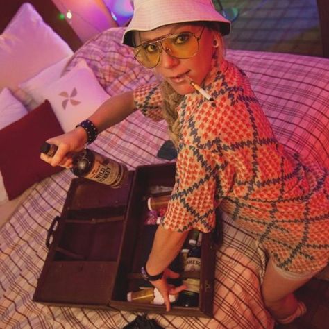 oh god. I wanna do her. fear and loathing. Hunter s Thompson. Im being him for Halloween Las Vegas Costumes, Hunter S Thompson, Nerd Fashion, Hunter S, Fear And Loathing, Fancy Hats, New Photos, Halloween Cosplay, Girl Costumes