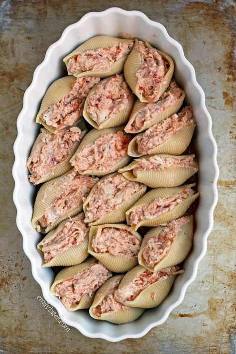 These Chicken Parmesan Stuffed Shells combine 2 of your favorite Italian foods in one! Plus a serving is just 381 calories or 8 Weight Watchers SmartPoints! www.emilybites.com Weight Watchers Pasta, Emily Bites, Chicken Stuffed Shells, Italian Foods, Stuffed Shells Recipe, Chicken Parm, Stuffed Pasta Shells, Stuffed Shells, One Plus