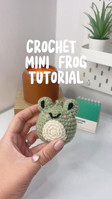 Crochet Keychain For Beginners, Crochet Mini Projects Ideas, Mini Crochet Tutorial, Cottagecore Amigurumi, How To Crochet A Frog, Mini Frog Crochet, Crochet Mini Animals, Aesthetic Crochet Ideas, Crochet Keychain Tutorial