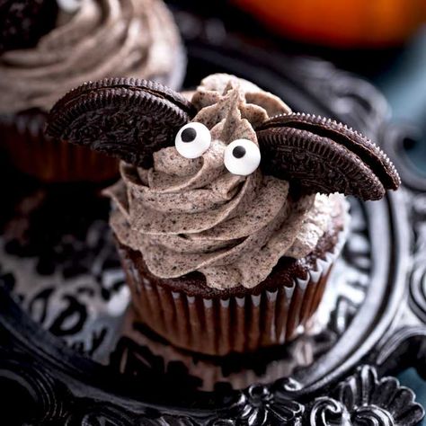 Halloween Bats Oreo Cupcakes with Cookies and Cream Frosting #HalloweenTreatsWeek | Lemon Blossoms Oreo Cupcake Recipe, Cookies And Cream Frosting, Halloween Food Cupcakes, Halloween Oreos, Cookie Recipe Video, Halloween Cookie Recipes, Halloween Cookies Decorated, Xmas Treats, Halloween Cupcake