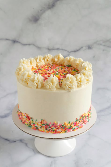 Confetti vanilla cake White Confetti Cake, Vanilla Mini Cake, Birthday Cake Confetti, Confetti Cake Decoration, Sprinkle Cake Decoration, Funfetti Cake Decoration, Sprinkle Covered Cake, Small Cake Ideas, Light Yellow Cake