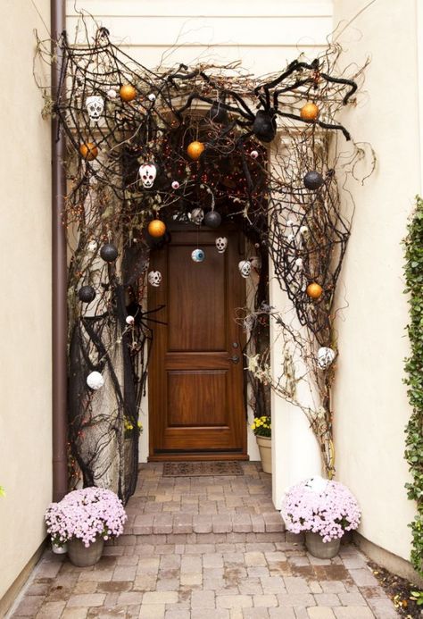 16 DIY Ways to Scare Trick-or-Treaters on October 31st | Brit + Co decoration ideas ¥ Halloween Yard Decorations Diy, Halloween Yard Displays, Fall Porches, Halloween Entryway, Halloween Yard Signs, Halloween Front Door Decorations, Halloween Porch Sign, Dekorasi Halloween, Halloween Window Decorations