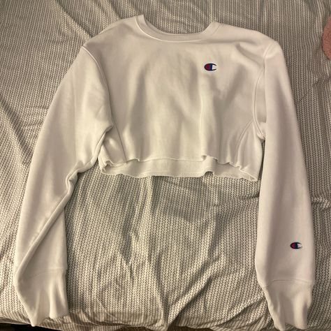 Champion Cropped Sweatshirt White Nwt Never Worn Fitted Clothes, Champion Clothing, College Wear, Sock Outfits, Cropped Crewneck, Fits Clothes, Sweatshirt White, Champion Sweatshirt, Cropped Sweatshirt