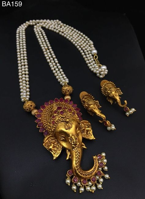 Ganesh Pendant, Pearl Mala, Antique Necklaces Design, Gold Jewelry Outfits, Antique Gold Jewelry Indian, Modern Gold Jewelry, Gold Jewelry Simple Necklace, Antique Jewelry Indian, Gold Pendant Jewelry