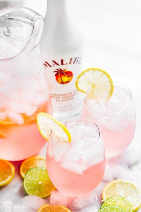 Vodka Lemonade Pitcher, Cocktails With Malibu Rum, Malibu Rum Drinks, Pink Vodka, Malibu Cocktails, Malibu Drinks, Cocktail Rose, Cocktail Pink, Yummy Cocktails