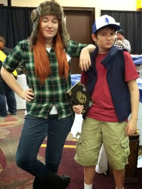 Wendy and Dipper from Gravity Falls - they look awesome! Gravity Falls Couple Costumes, Wendy Gravity Falls Costume, Cartoons Cosplay, Dipper And Wendy Costumes, Wendy And Dipper Costume, Dipper And Mable Pines Costume, Dipper Pines Costume, Dipper Pines Cosplay, Dipper Cosplay