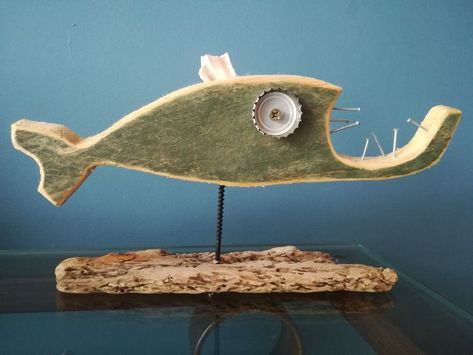 Scrap Wood Art, Driftwood Fish, Wood Art Diy, Driftwood Art Diy, Scrap Wood Crafts, Driftwood Projects, Tiki Art, Wood Art Projects, Wood Fish