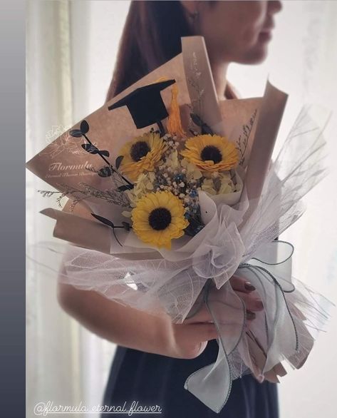 Convocation Bouquet Ideas, Graduation Pictures With Flower Bouquet, Graduation Flowers Bouquet Gift, Bucket Graduation, Bouquet Wisuda, Grad Bouquet, Buket Graduation, Bucket Wisuda, Graduation Flowers Bouquet