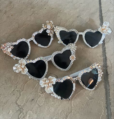 Bridal sunglasses for your big day! Diy Wedding Sunglasses, Sunglasses For Wedding, Bridal Sunglasses, Sunglasses Ideas, Bachelorette Diy, Bachelorette Sunglasses, Diy Sunglasses, Wedding Sunglasses, Pre Wedding Photoshoot Outfit