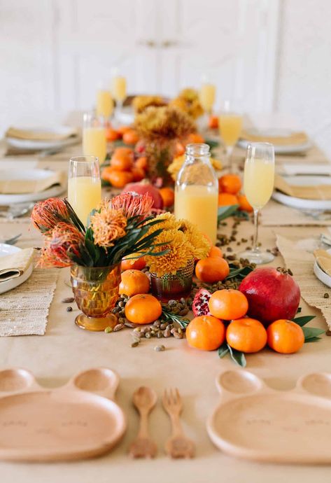 How to Style an Edible Centerpiece #centerpiece #tablesetting #tablescape #thanksgiving #thanksgivingtable #placesetting #abeautifulmess Boozy Breakfast, Thanksgiving Dining Table Decor, Country Thanksgiving, Thanksgiving Dining Table, Thanksgiving Dinner Table Setting, Edible Centerpieces, Fall Dining Table, Autumn Dining, Thanksgiving Dinner Table