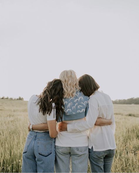 Family Photo Poses Mom And Daughter, Posing Older Siblings, Sibling Photoshoot Older, Family Generation Photography Outdoor, Family Photoshoot Older Siblings, Family Photos Older Siblings, Multi Family Photo Shoot Poses, Family Photos All Adults, 3 Adults Photography Poses