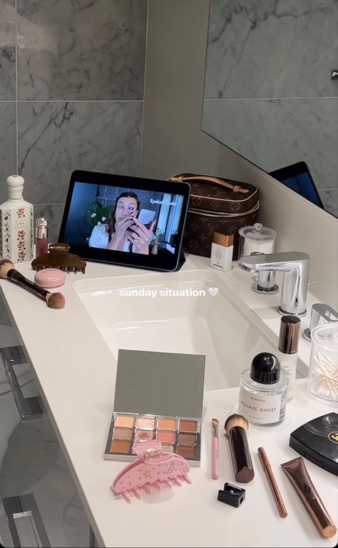 Vogue Getting Ready Aesthetic, Vogue Makeup Aesthetic, Girl Necessities, Vogue Video, Vogue Makeup, Bathroom Makeup, Dior Aesthetic, Makeup Eyeshadow Palette, Peach Aesthetic