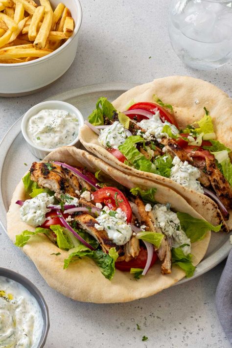 Healthy Greek Pita Wraps, Mediterranean Pita Wrap, Greek Chicken Wrap Recipes, Pita With Chicken, Grilled Chicken Pita Sandwich, Pita Gyros Recipes, Pita Recipes Stuffed, Grilled Chicken Pita Recipes, Greek Pita Recipe