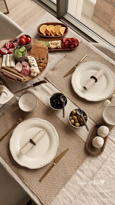 Korean Dining Table Aesthetic, Zara Home Table Setting, Table Setting Breakfast, Beige Plates Table Setting, Every Day Table Settings, Dining Table Plates Setting, Table Setup Aesthetic, Square Plates Table Setting, Dinner Set Up