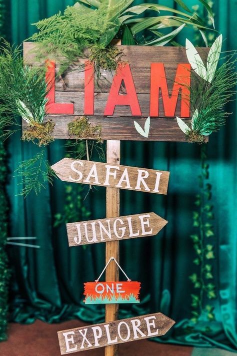 Yellow Hats, Theme Bapteme, Safari Birthday Party Decorations, Jungle Theme Birthday Party, Jungle Thema, Jungle Safari Birthday, Wild Birthday Party, Party Fotos, Jungle Theme Birthday