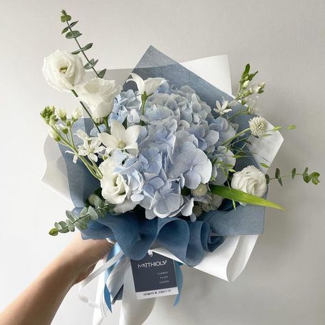 Bouquet Of Flowers Graduation, Graduation Flowers Bouquet, Graduation Flower Bouquet, Blue Flowers Bouquet, Flower Boquet, Graduation Flowers, Celebrating Success, Luxury Flower Bouquets, Flower Bouquet Diy