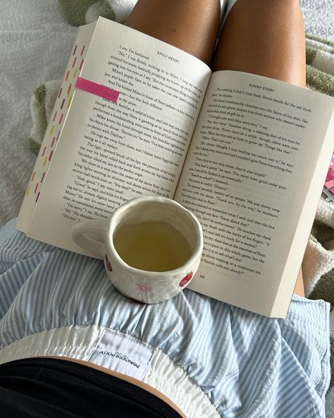 Love Books Aesthetic, Lecture Aesthetic, Happy Place Book, Book Lovers Aesthetic, The Great Alone, Tea And A Book, People We Meet On Vacation, Happy Alone, Computer Background