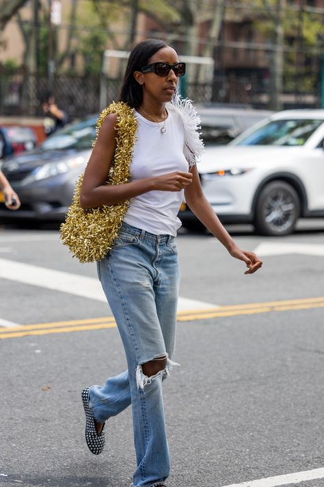 Crystallised pumps are all the rage right now New York Street Style Spring 2023, Ceo Wardrobe, Daily Street Style, Ballet Flats Outfit, Satin Ballet Flats, Sparkly Flats, Nyc Fits, Fancy Flats, Winter 22