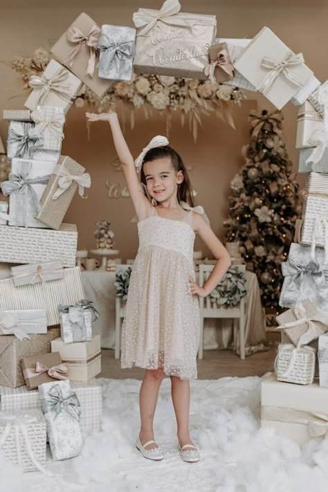 Christmas White Photoshoot, Christmas Studio Decor, Photoshoot Christmas Ideas, Cute Christmas Photoshoot, Present Arch, White Christmas Photoshoot, White Christmas Photo Shoot, Christmas Studio Photoshoot, Studio Christmas Mini Sessions