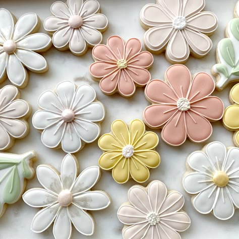 Decorated Sugar Cookies Garden Themed Cookies, Simple Flower Royal Icing Cookies, Pastel Wedding Cookies, Boho Flower Cookies, Tea Party Sugar Cookies Decorated, Spring Flower Cookies Decorated, Bridal Shower Flower Cookies, Mini Flower Cookies, Decorated Cookies Flowers