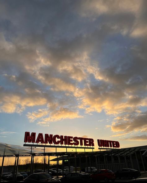 Manchester United Aesthetic, Mufc Manchester United, Manchester United Old Trafford, British Football, Manchester United Team, Manchester United Wallpaper, Manchester United Legends, Living In England, Bullet Journal Design Ideas