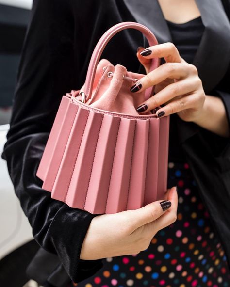 Pink Lantern, Pleated Bag, Modern Handbag, Leather Bag Design, Max Max, Unique Handbags, Real Leather Bags, Stylish Handbags, Beautiful Handbags