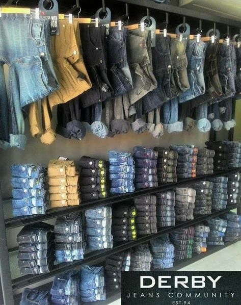 Store Visual Merchandising, Denim Display, Fashion Window Display, Clothing Store Displays, Retail Store Interior Design, Clothing Store Interior, Clothing Store Design, Retail Store Display, Boutique Clothing Store