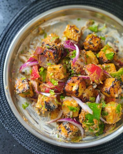 Tandoori Paneer Tikka Recipe https://resepmamiku.com/en/tandoori-paneer-tikka-cooksbyson Oven Skewers, Paneer Tikka Recipe, Tandoori Paneer, Tikka Recipe, Indian Appetizers, Tandoori Masala, Clay Oven, Paneer Tikka, Chaat Masala