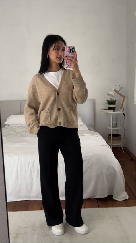 100 % Supima Baumwolle T-Shirt curated on LTK Law Students Outfits, Uniqlo Cardigan Outfit, V-neck Cardigan For Fall Streetwear, Cute Thrifted Outfits, Oversized Vneck Sweater Outfit Korean, College Ootd, Outfit Uni, Urban Outfitters V-neck Cardigan For Fall, Party Dress Codes