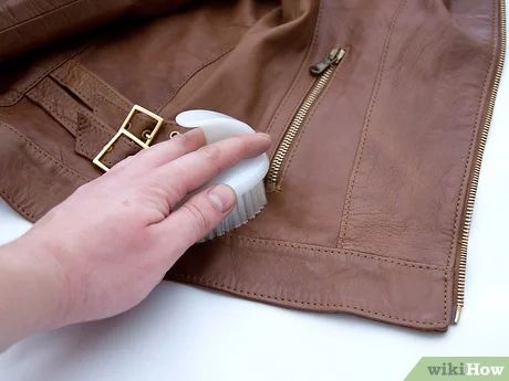 How To Soften Leather, Clean Cloth Car Seats, Clean Leather Car Seats, Diy Leather Jacket, Purse Repair, Cleaning Leather Car Seats, How To Clean Car, Handbag Care, Cleaning Baseboards