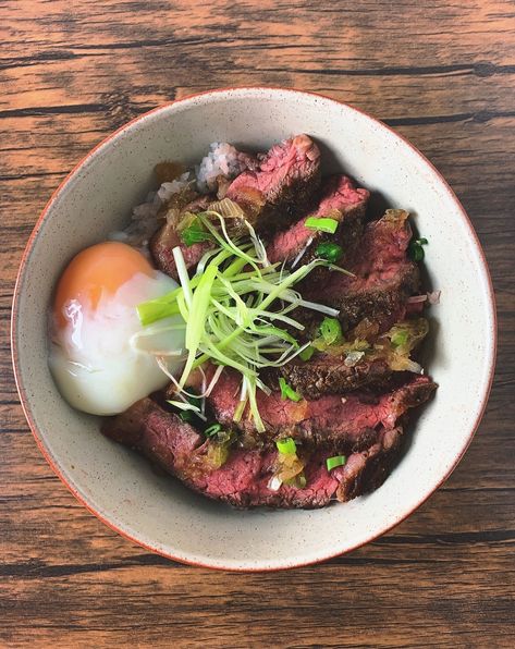 Onsen Tamago, Donburi Bowl, Onsen Egg, Rice Bowl Recipe, Japanese Steak, Steak And Rice, Bowl Of Rice, Japanese Rice Bowl, Japanese Beef